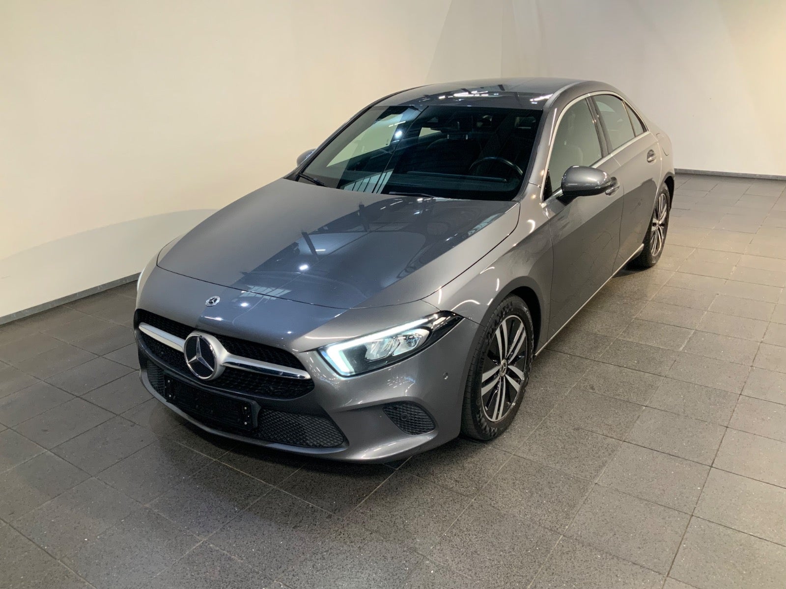 Mercedes-Benz A 200 d (1/8)