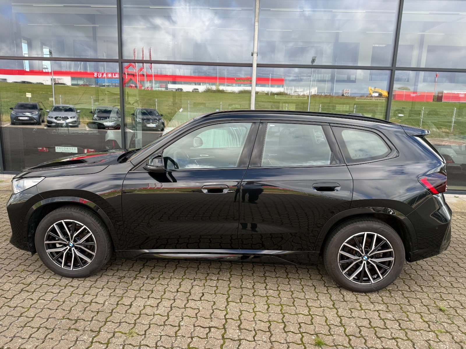 BMW iX1 eDrive20 M-Sport Premium 5d - 3