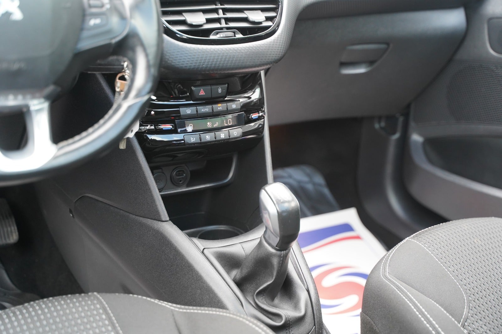 Billede af Peugeot 208 1,6 BlueHDi 100 Allure Sky