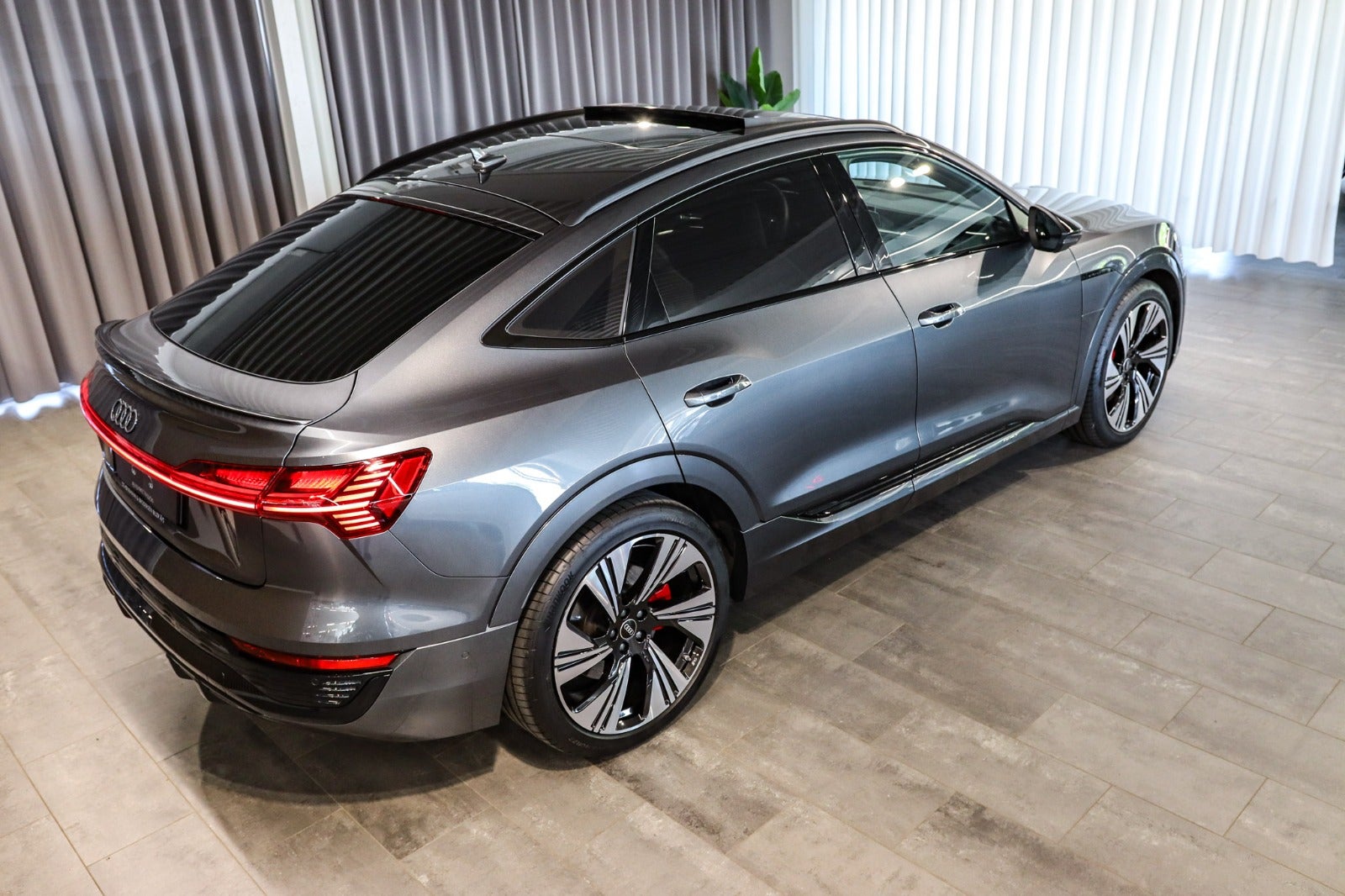 Billede af Audi Q8 e-tron 55 S-line Sportback quattro