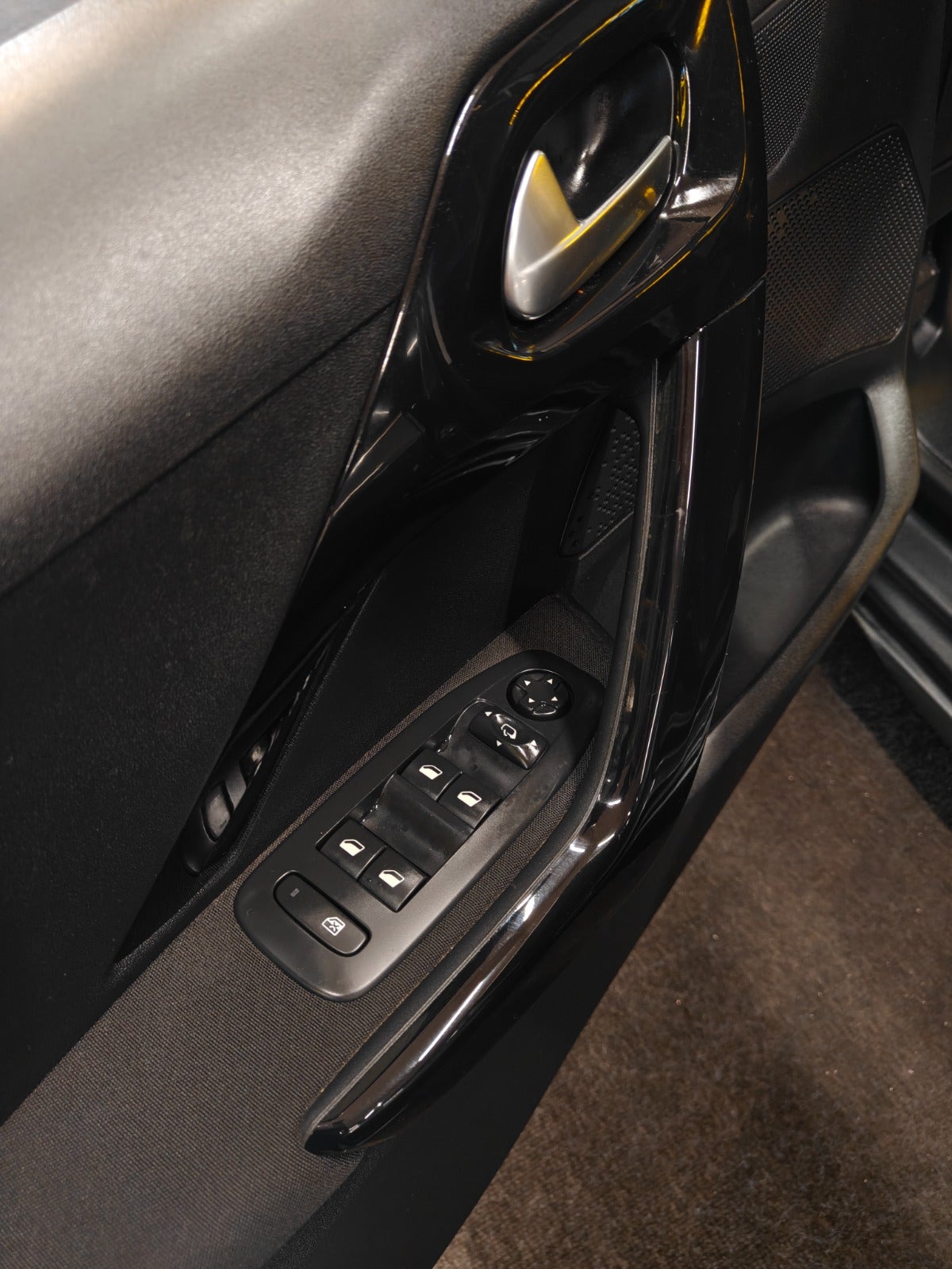 Billede af Peugeot 208 1,6 BlueHDi 100 Allure Sky