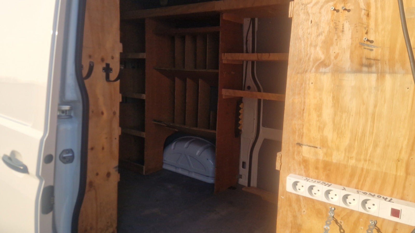 Billede af VW Crafter 35 2,0 TDi 177 Kassevogn L3H2 aut.