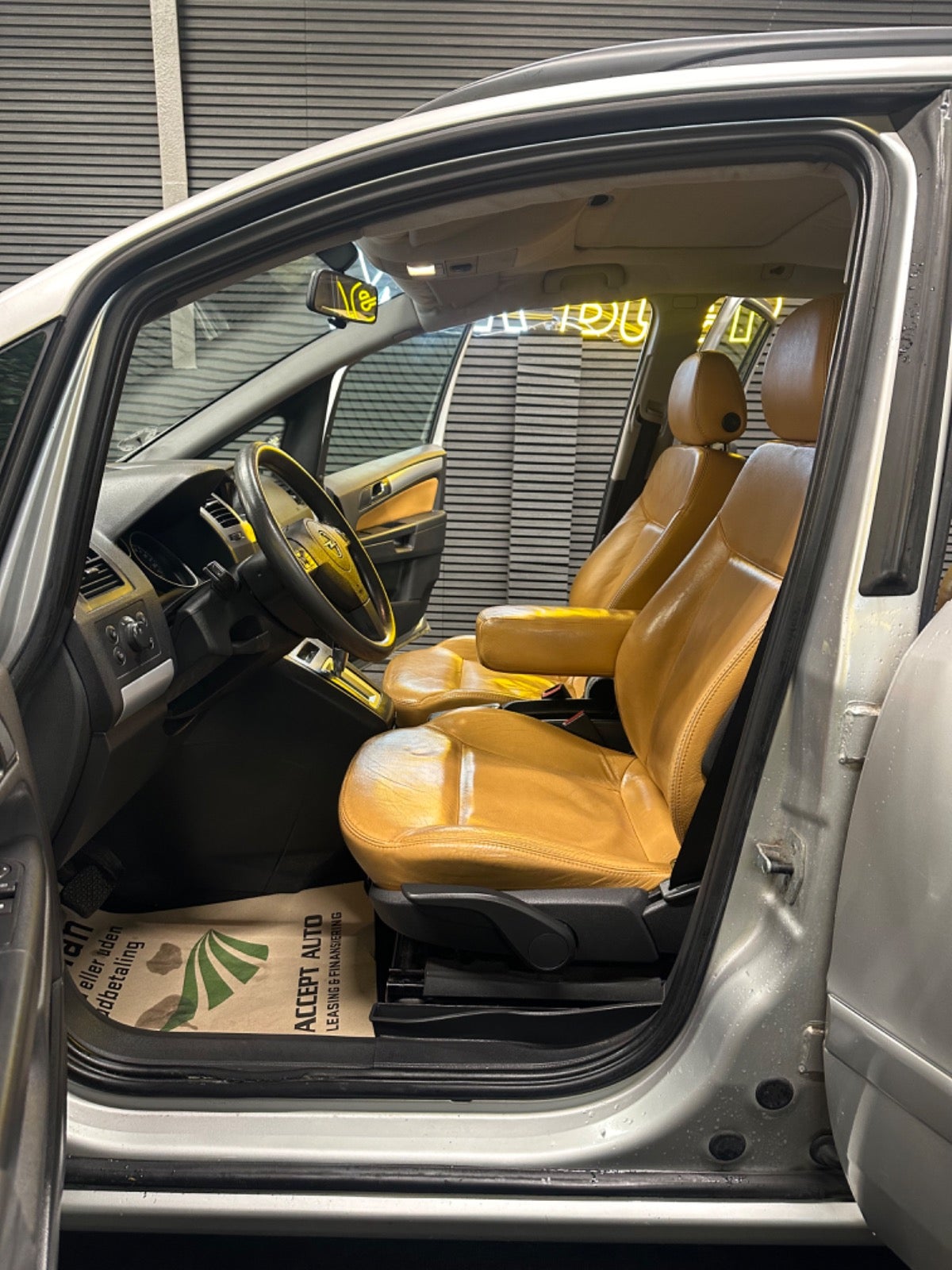 Billede af Opel Zafira 2,2 16V Cosmo aut.