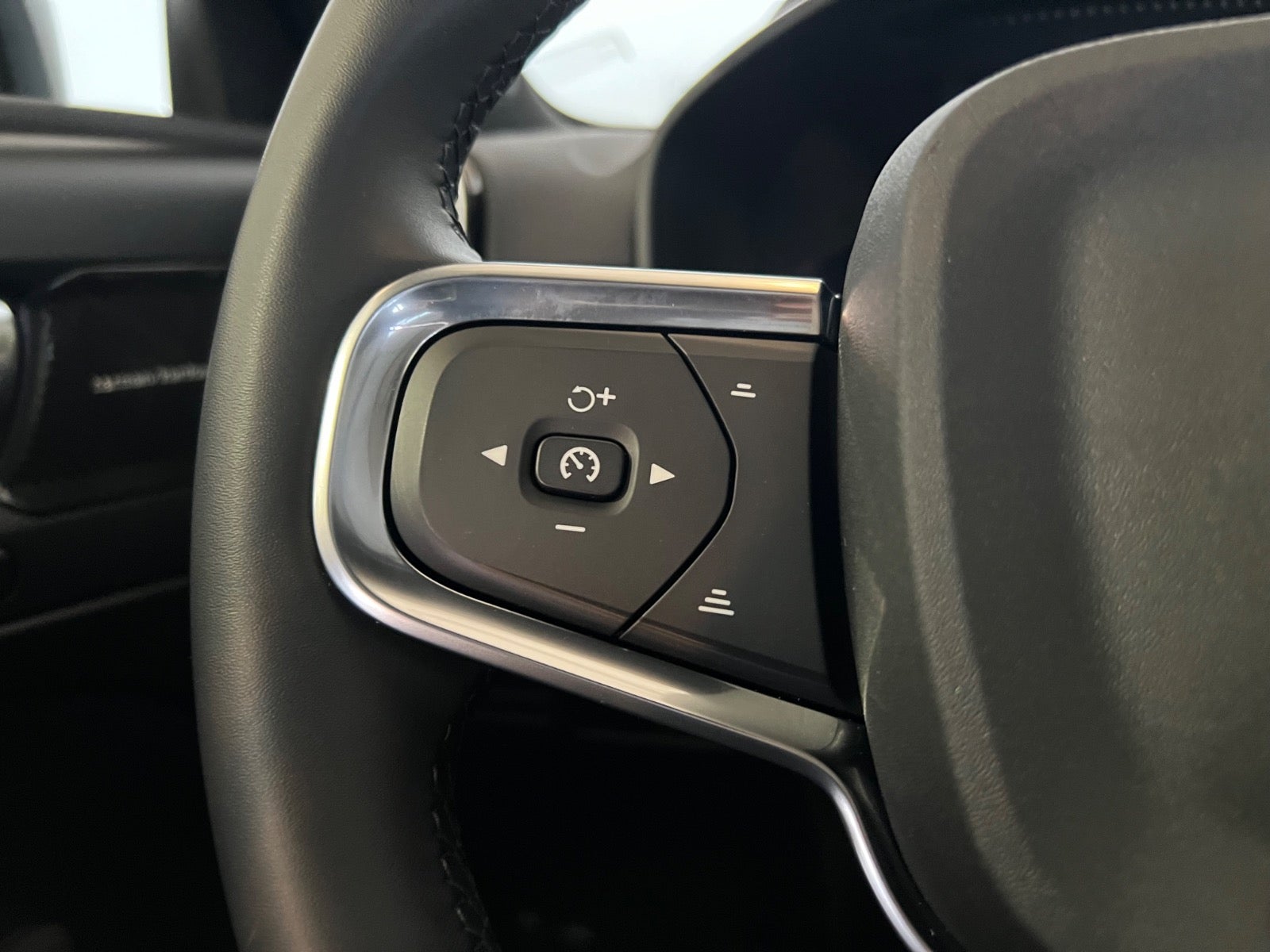 Volvo XC40 ReCharge Extended Range Ultra Dark