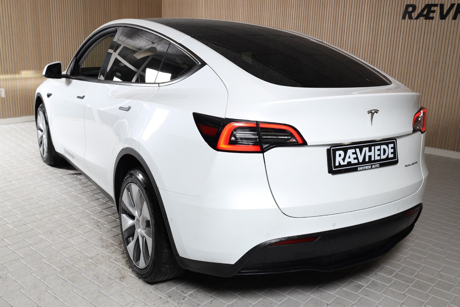 Tesla Model Y Long Range AWD – 4