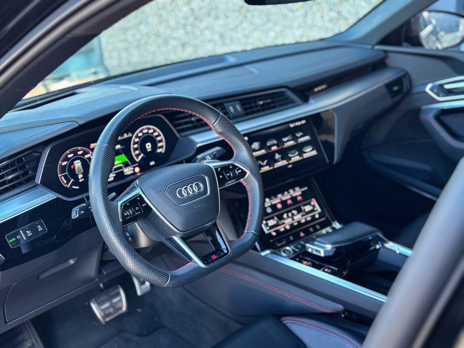 Billede af Audi Q8 e-tron 55 S-line Sportback quattro