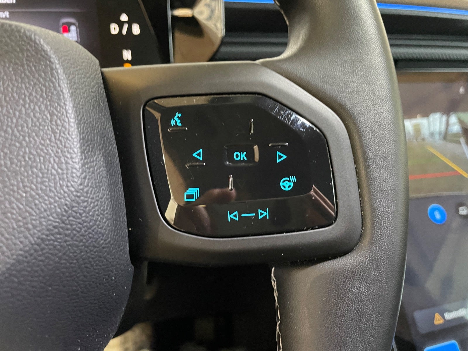 Ford Explorer Premium Extended Range