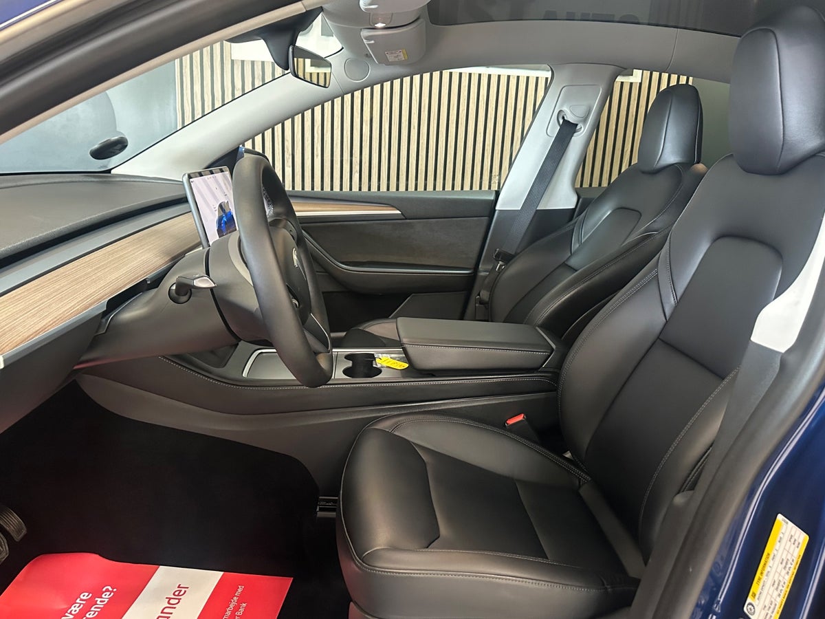 Tesla Model Y Long Range RWD Tesla Model Y Long Range RWD