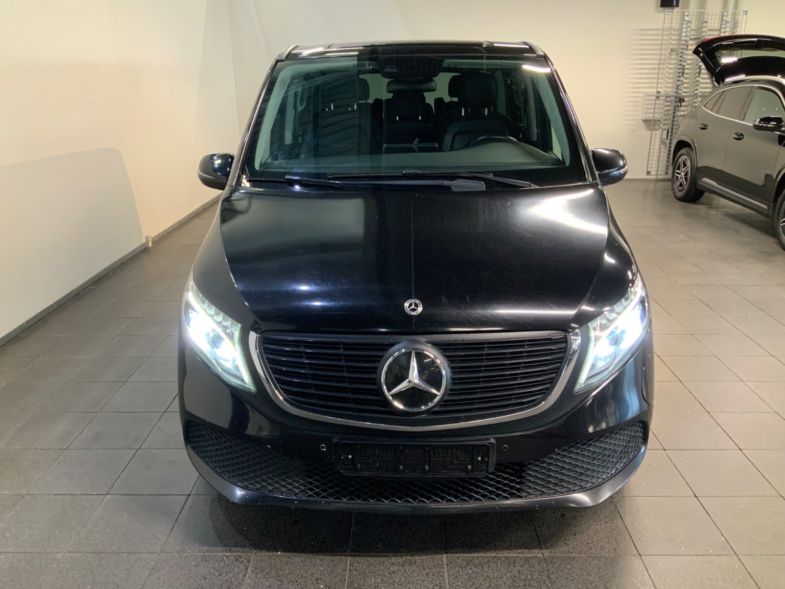 Mercedes-Benz EQV 300 (2/8)