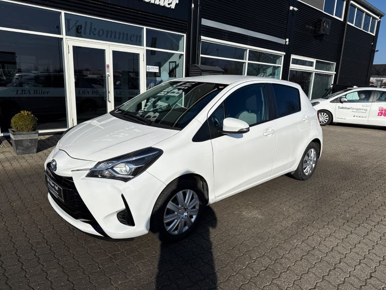 Toyota Yaris Hybrid H1 e-CVT Van