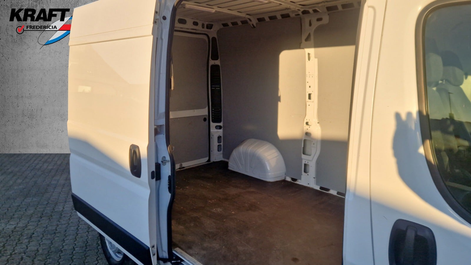 Billede af Citroën Jumper 33 2,2 BlueHDi 140 L2H2 FlexLine