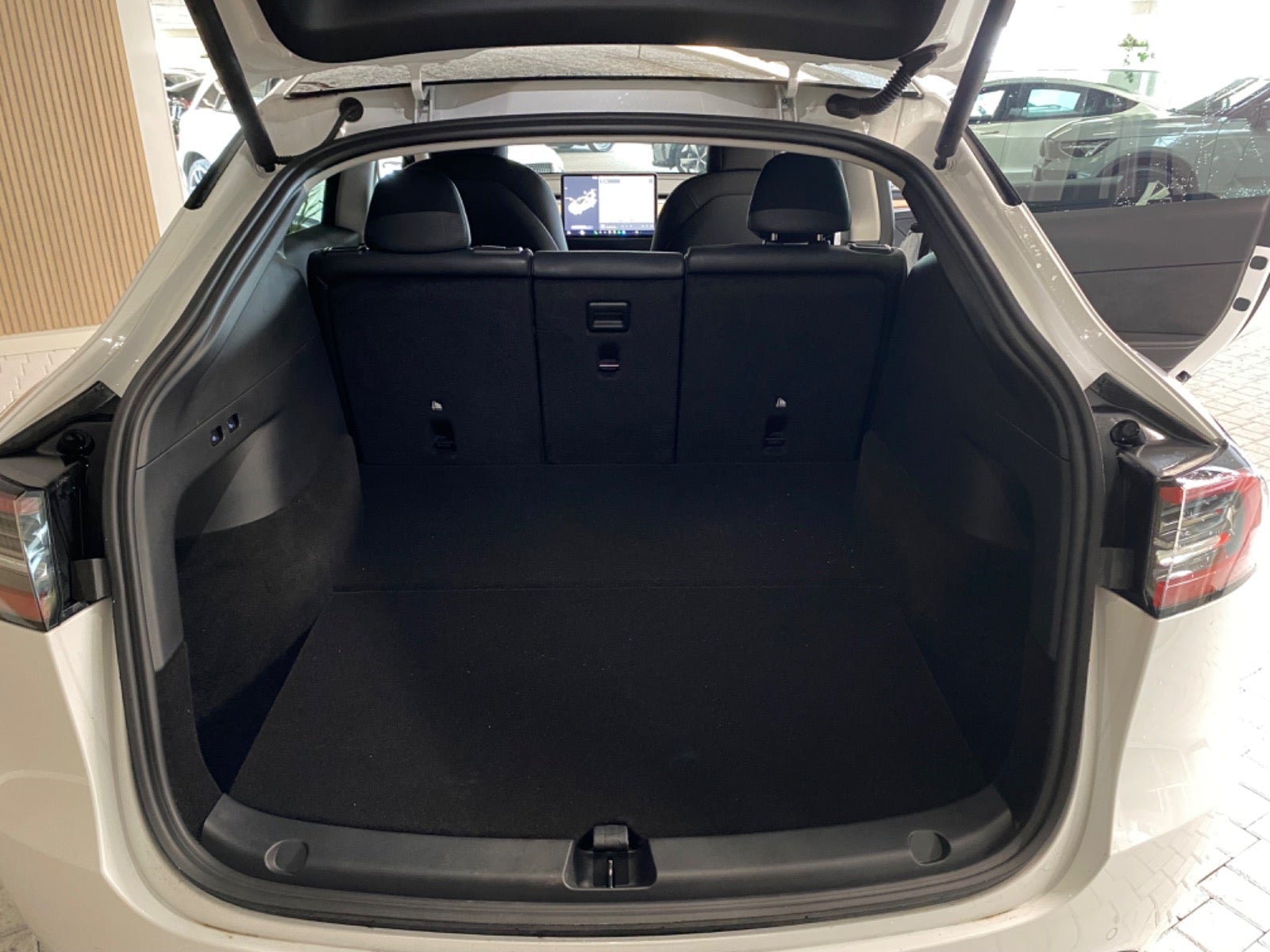 Tesla Model Y Long Range AWD – 9