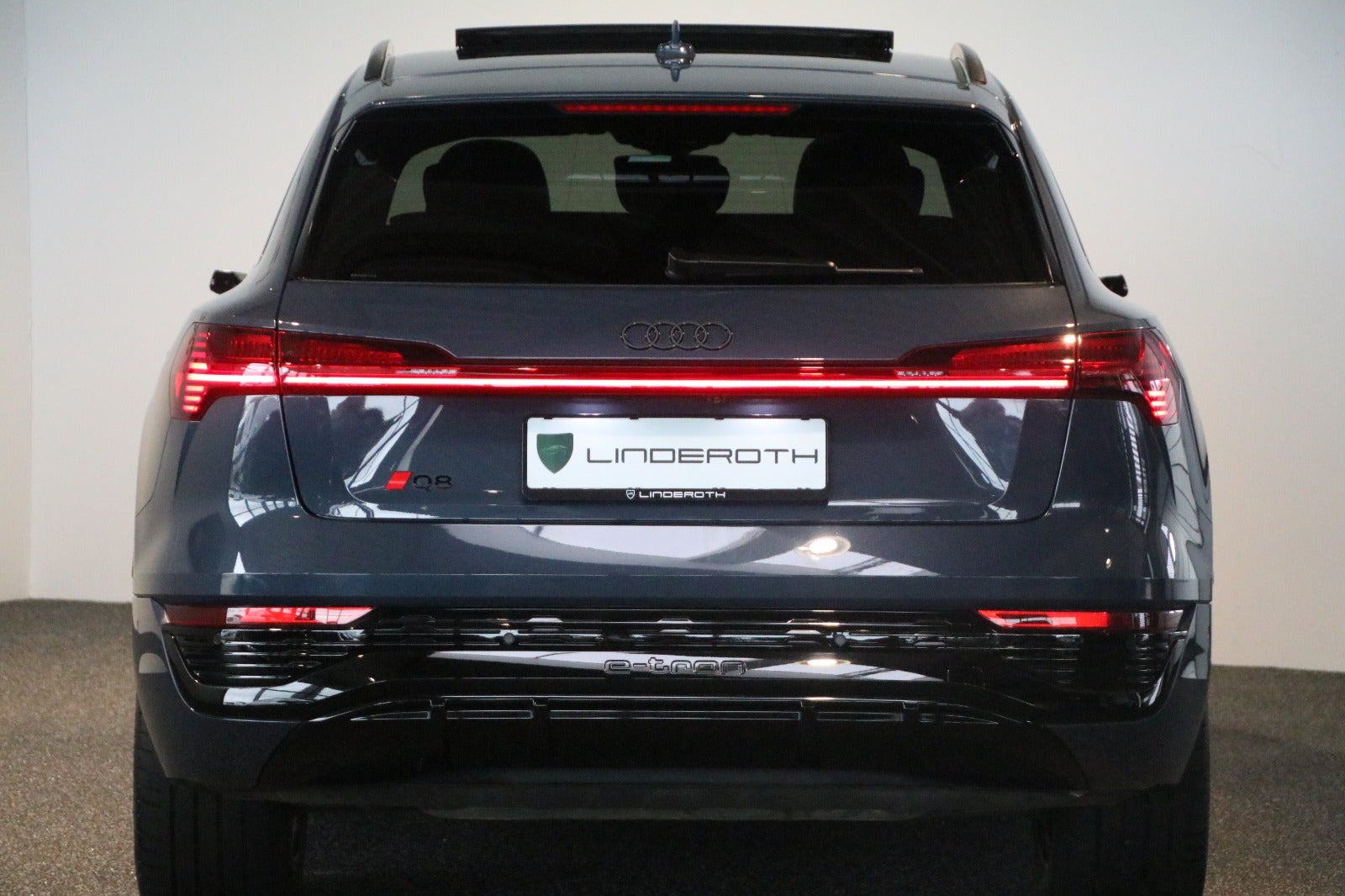 Audi Q8 e-tron 55 S-line quattro 5d - 4
