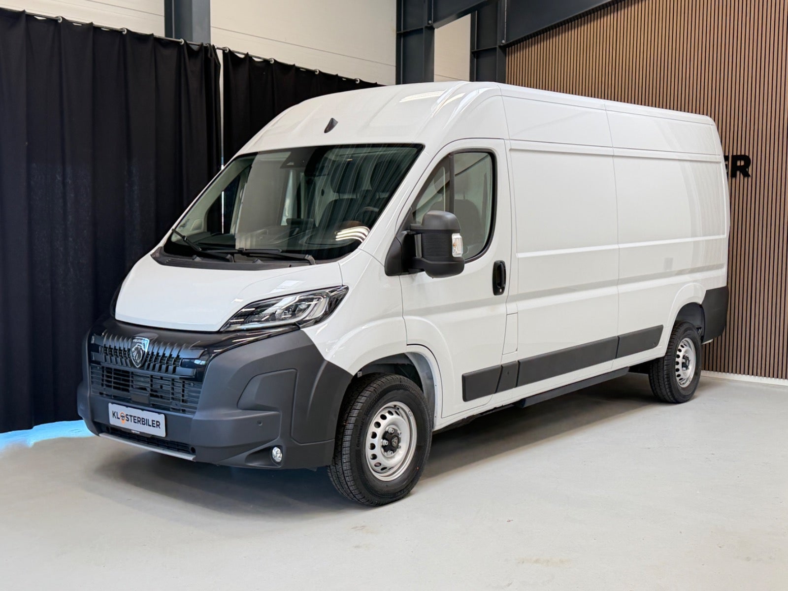 Nyhed + Moms El Modelår 2026 Kilometer 200 Drivmiddel El Peugeot e-Boxer 435 110 L3H2 Prem