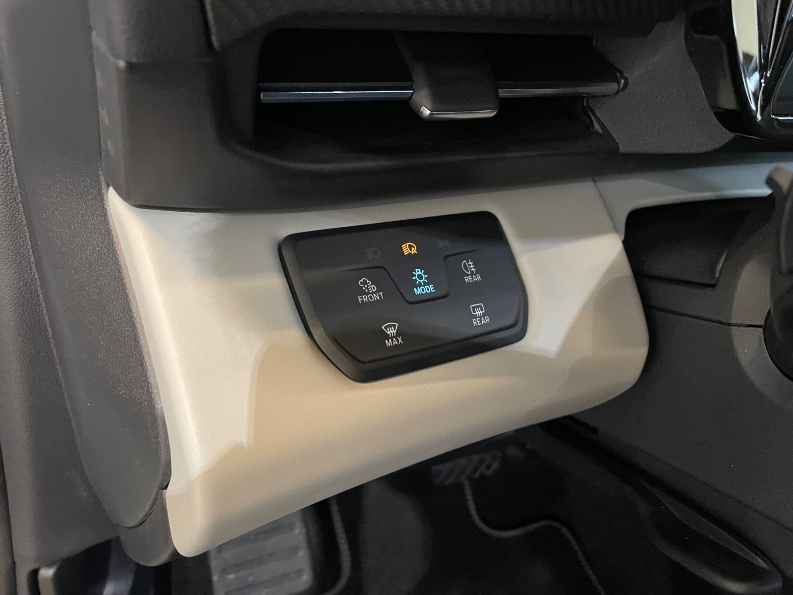 Ford Explorer Premium Extended Range