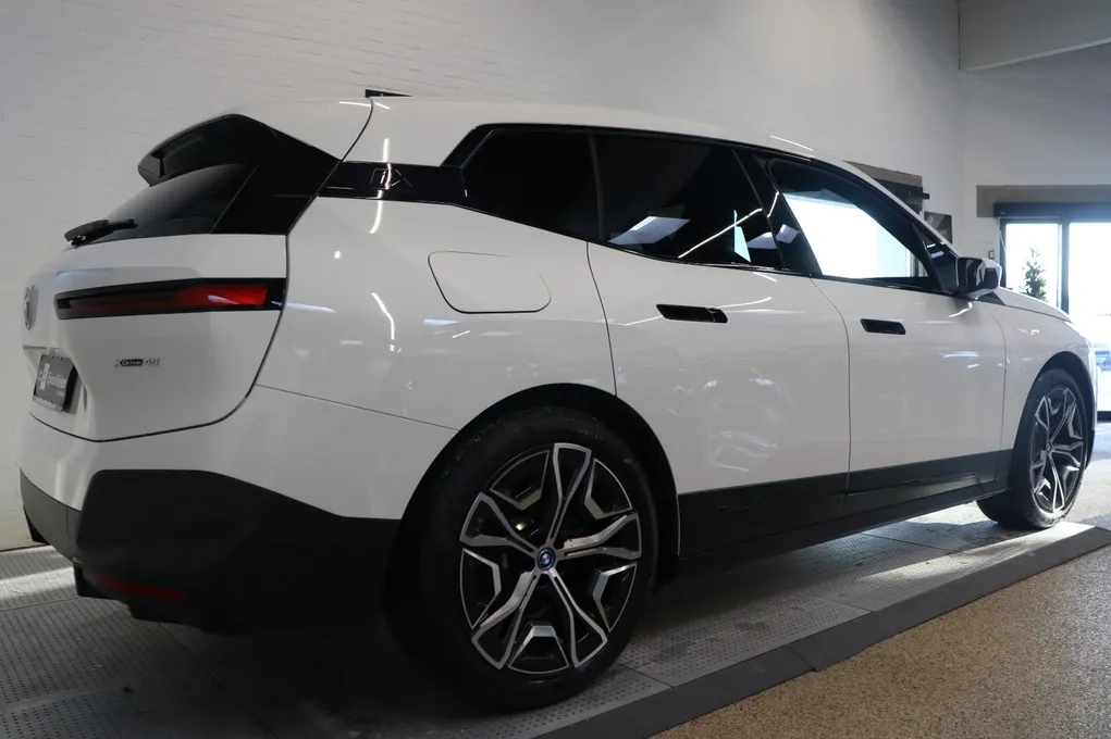 BMW iX xDrive40 Fully Charged