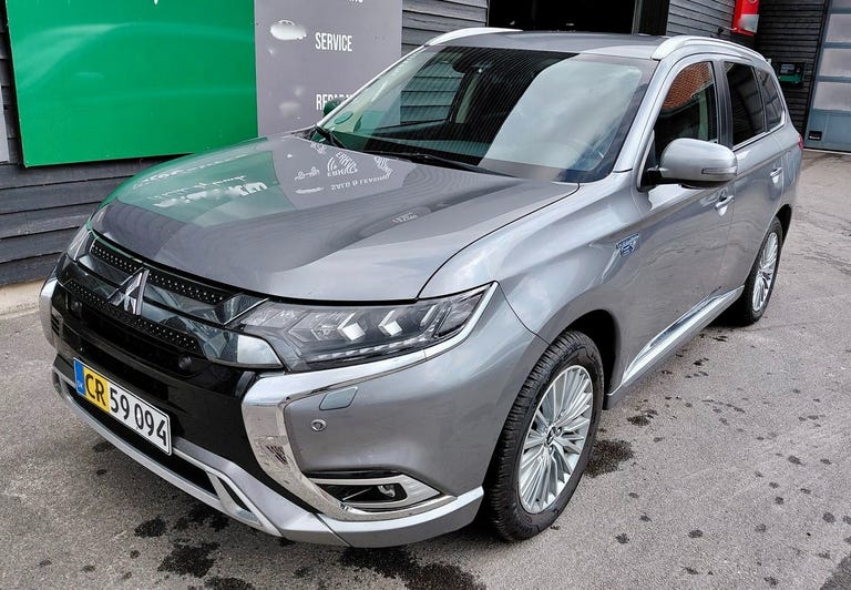 Mitsubishi Outlander PHEV Intense CVT 4WD Van