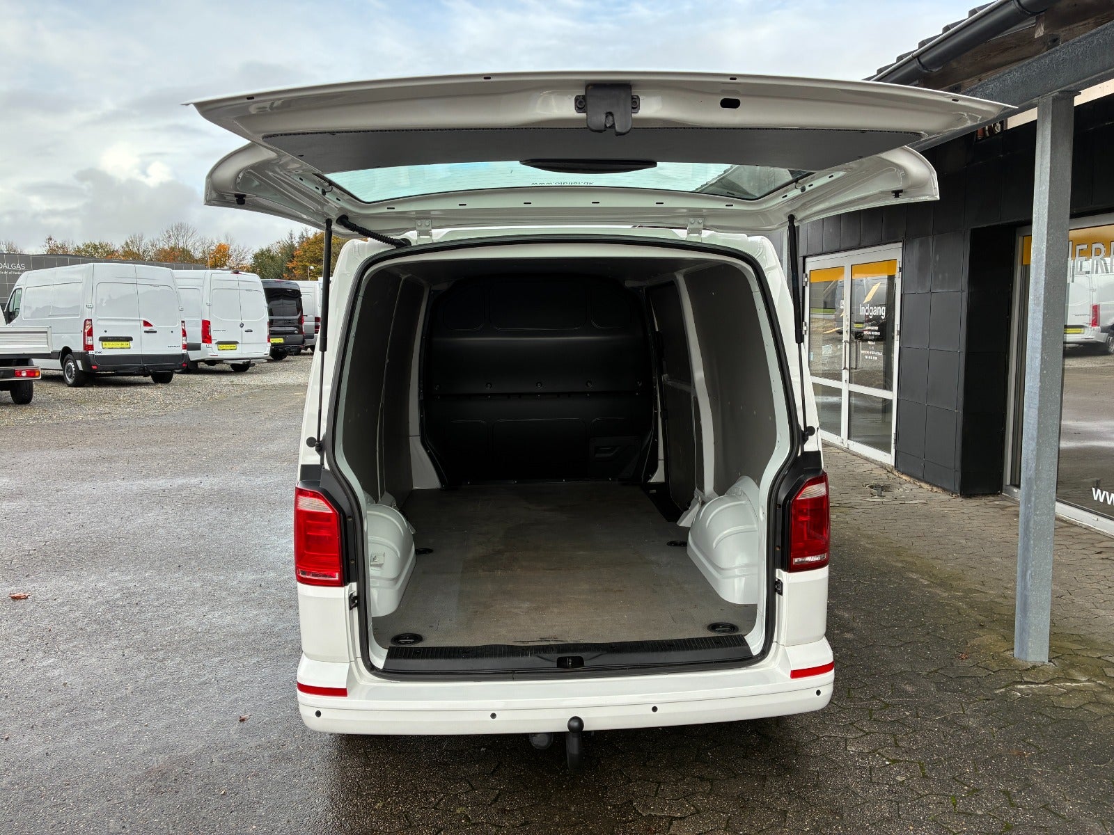 VW Transporter TDi 102 Kassevogn lang