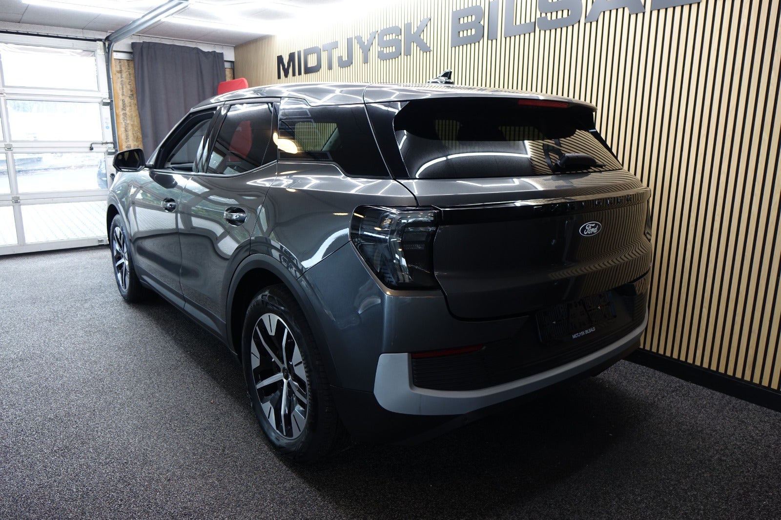 Ford Explorer Select Extended Range