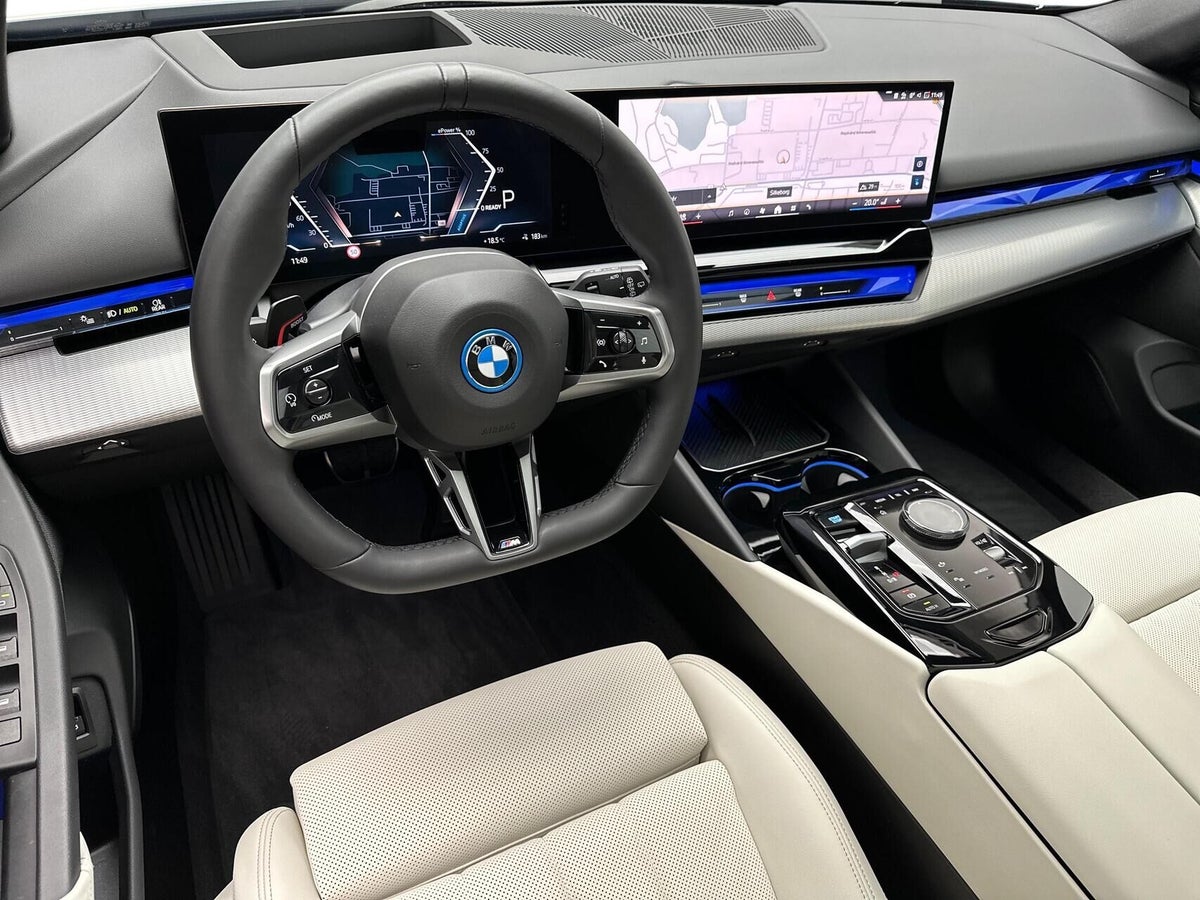 BMW i5 eDrive40 Touring Fully Charged M-Sport billede 3