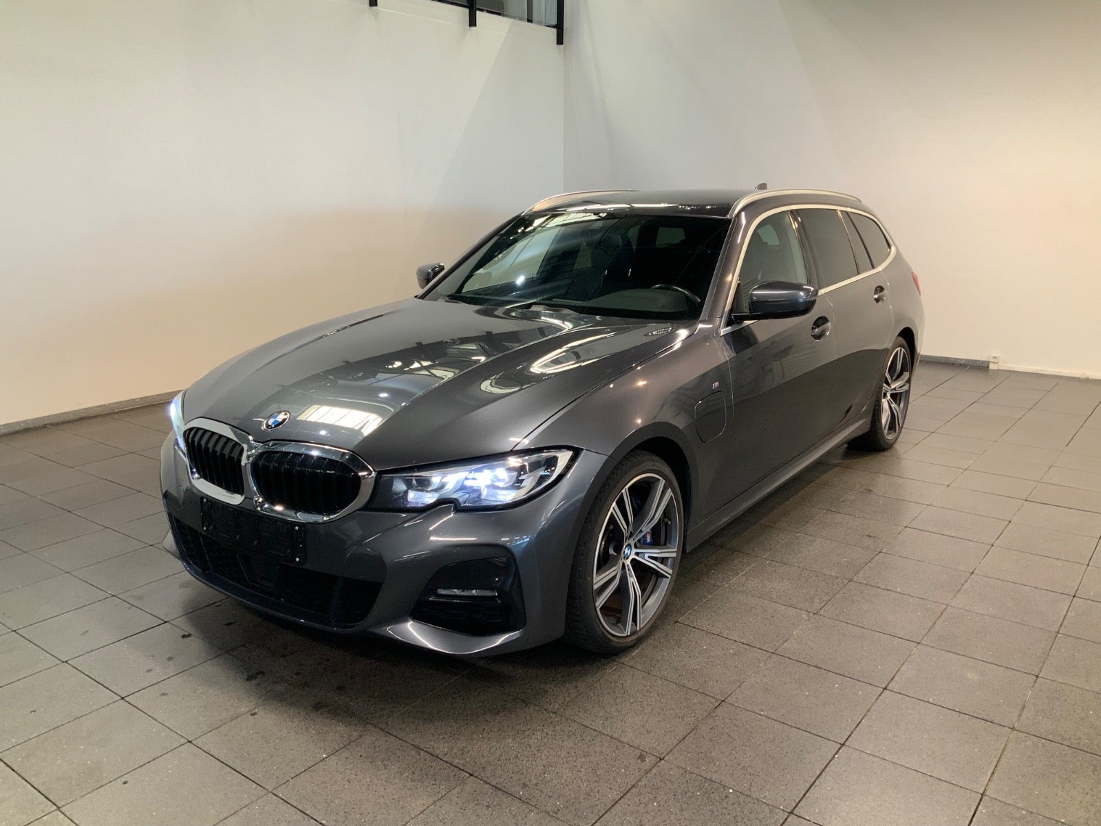 BMW 330e (1/8)