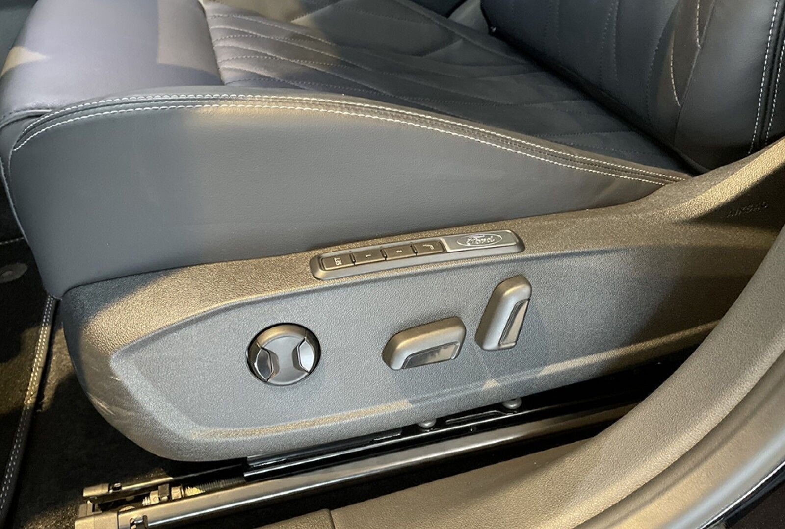 Ford Explorer Premium Extended Range