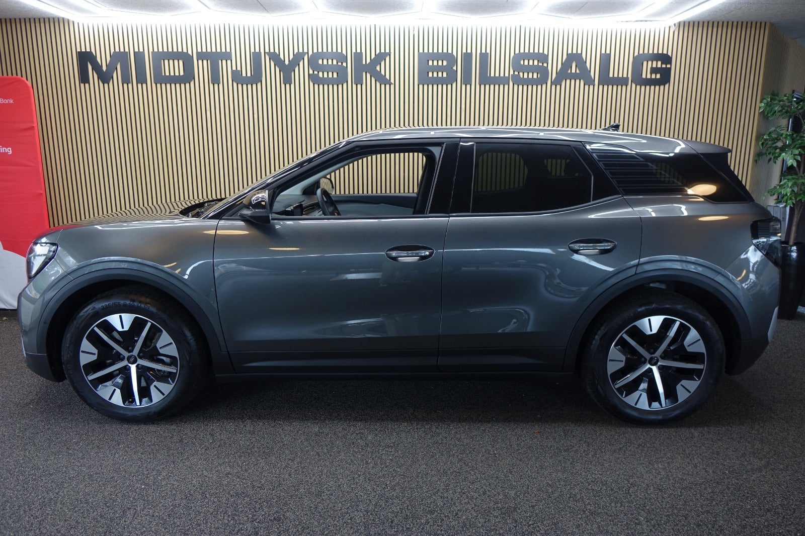 Ford Explorer Select Extended Range