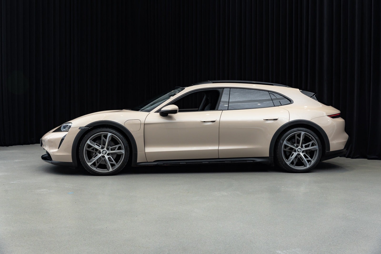 Gallery image 6 of 19