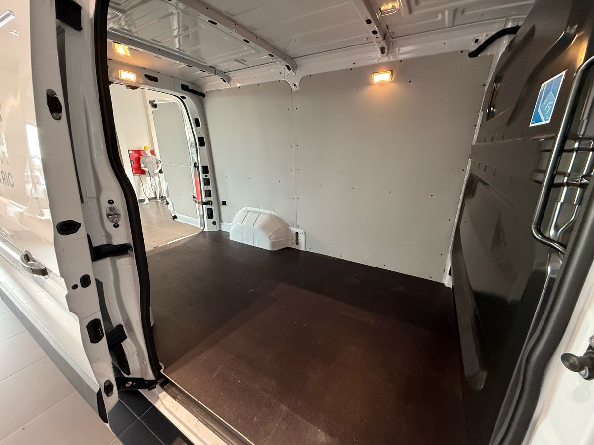 Renault Master V T35 E-Tech L2H2 Kassevogn billede 10