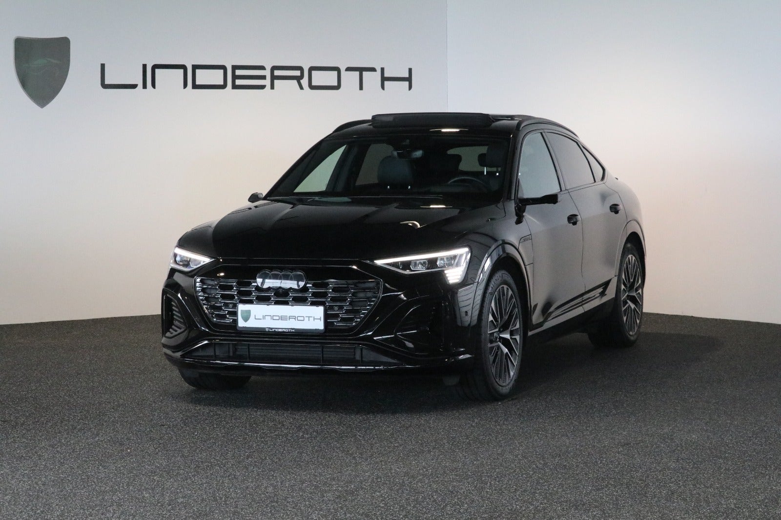 Audi Q8 e-tron 55 S-line Sportback quattro 5d - 1