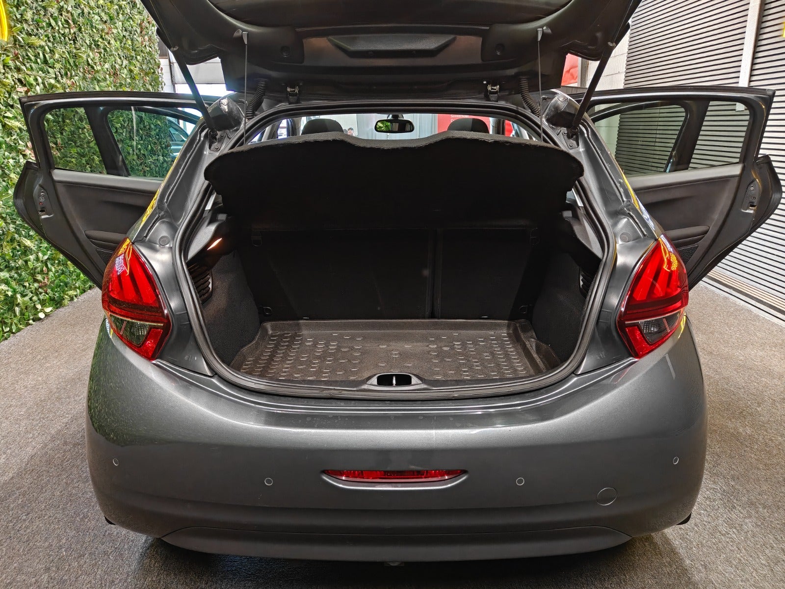 Billede af Peugeot 208 1,6 BlueHDi 100 Allure Sky