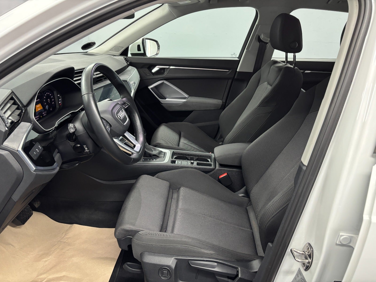 Billede af Audi Q3 45 TFSi e Attitude+ S-tr.