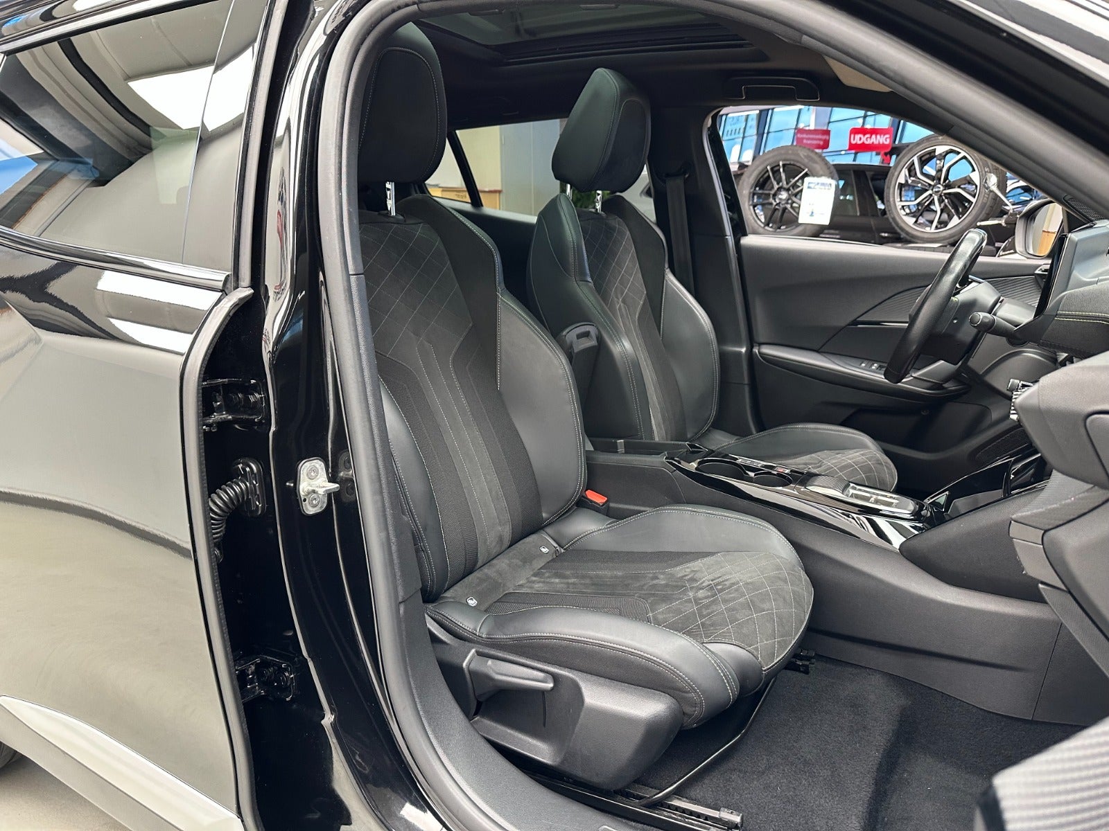 Billede af Peugeot e-2008 50 GT Pack