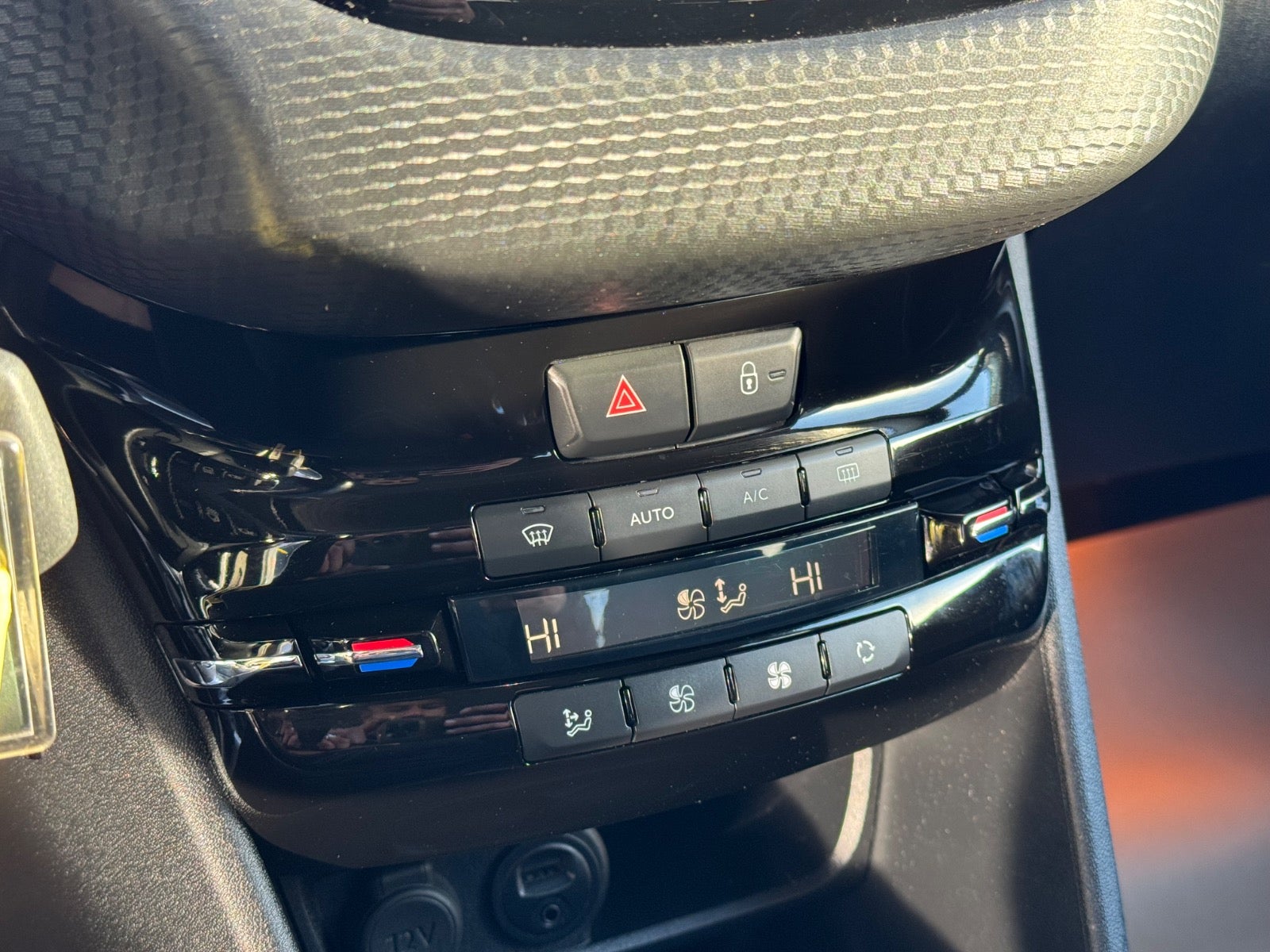 Billede af Peugeot 208 1,6 BlueHDi 100 Allure Sky