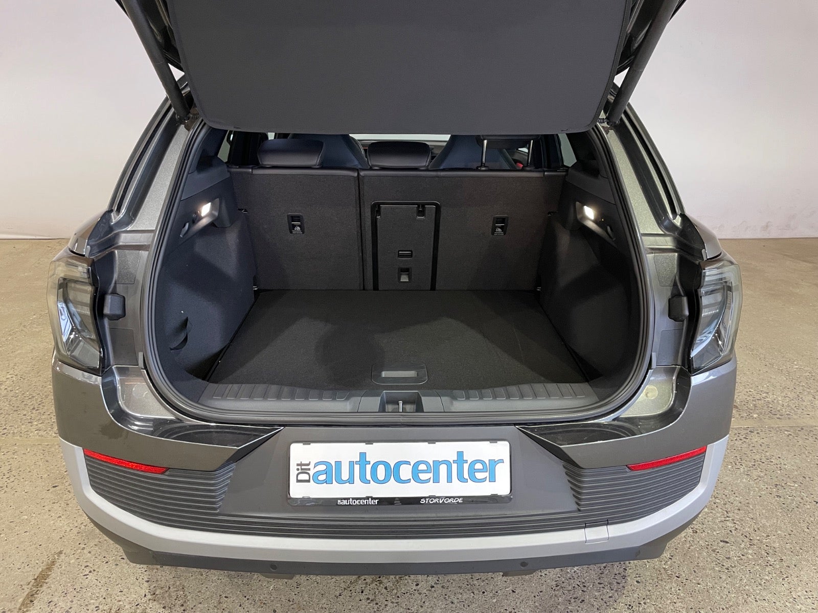 Ford Explorer Premium Extended Range