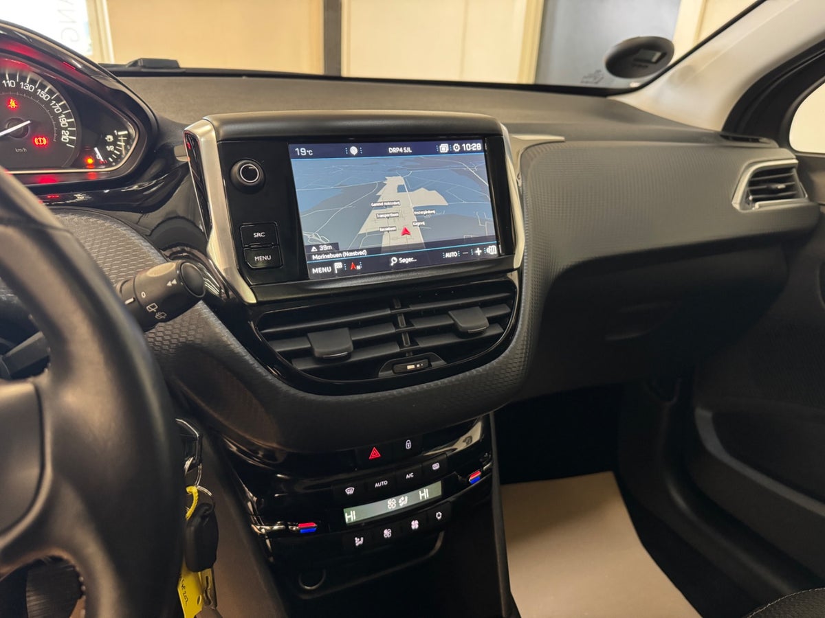 Peugeot 208 PureTech 82 Allure Sky