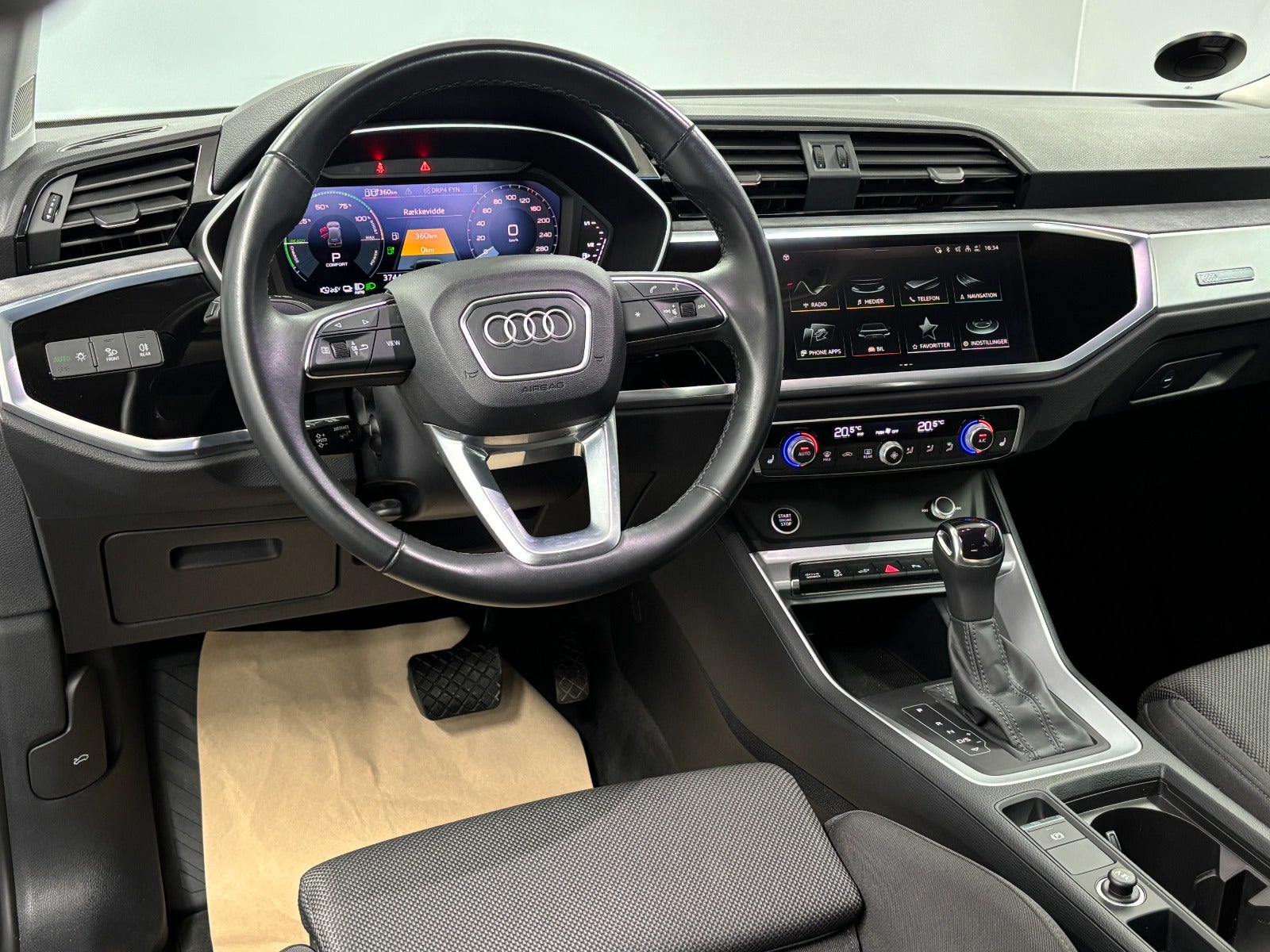 Billede af Audi Q3 45 TFSi e Attitude+ S-tr.