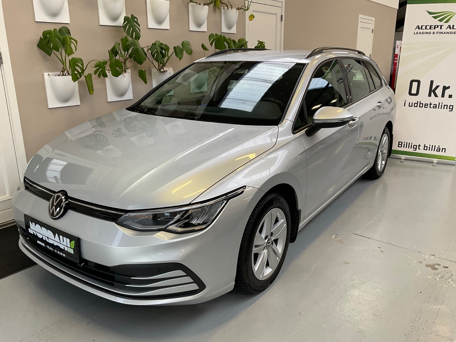 VW Golf VIII 1,5 TSi 130 Life Variant 5d - 1