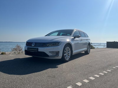 VW Passat 1,4 GTE Highline Variant DSG Benzin aut. Automatgear modelår 2017 km 129000 Hvid træk nysy