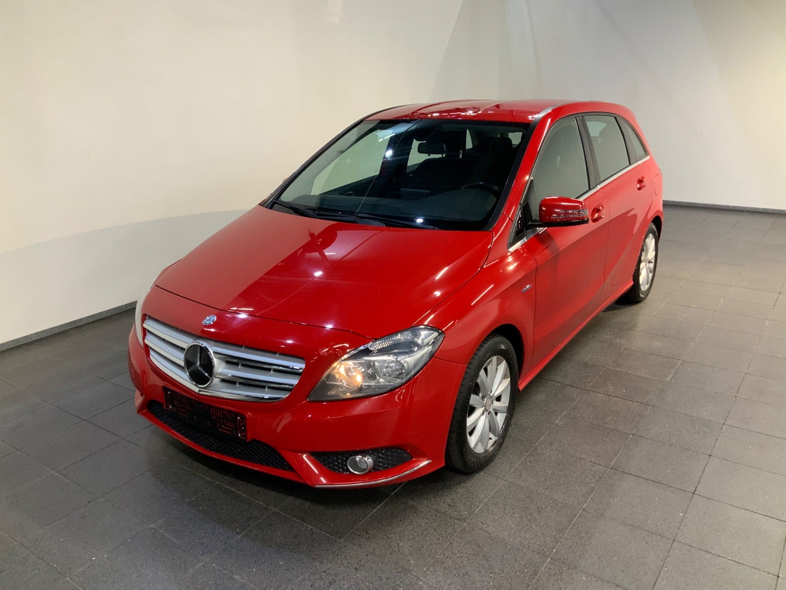 Mercedes-Benz B 200 (1/8)