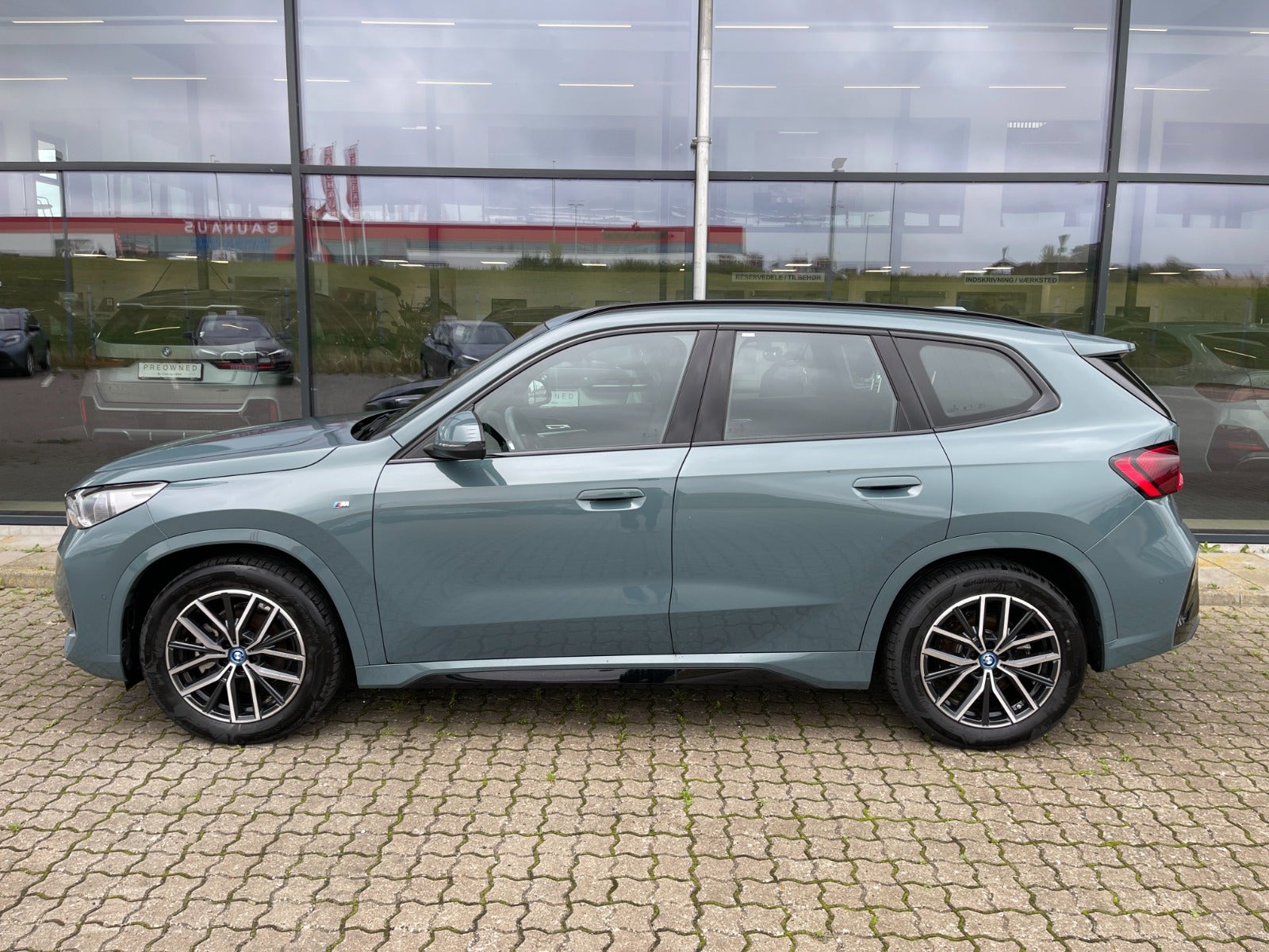 BMW iX1 eDrive20 M-Sport Premium 5d - 3