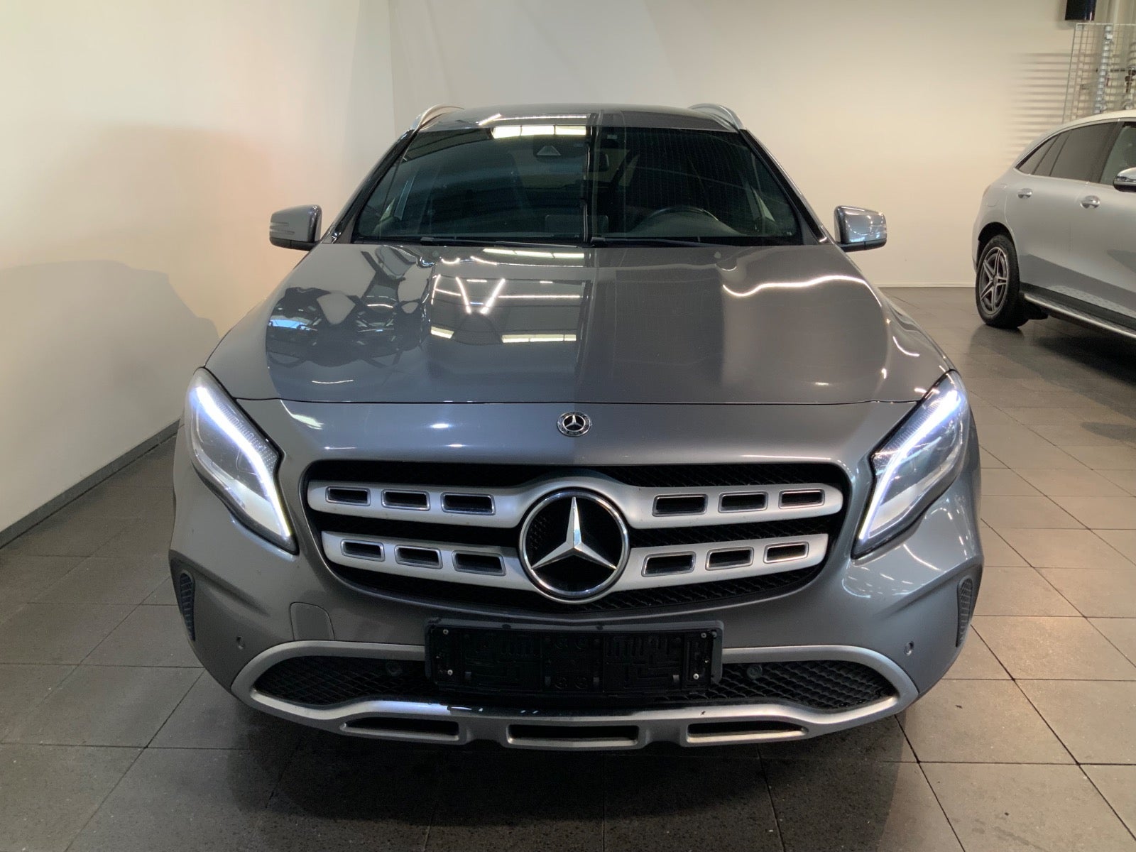 Mercedes-Benz GLA 200 d (2/8)