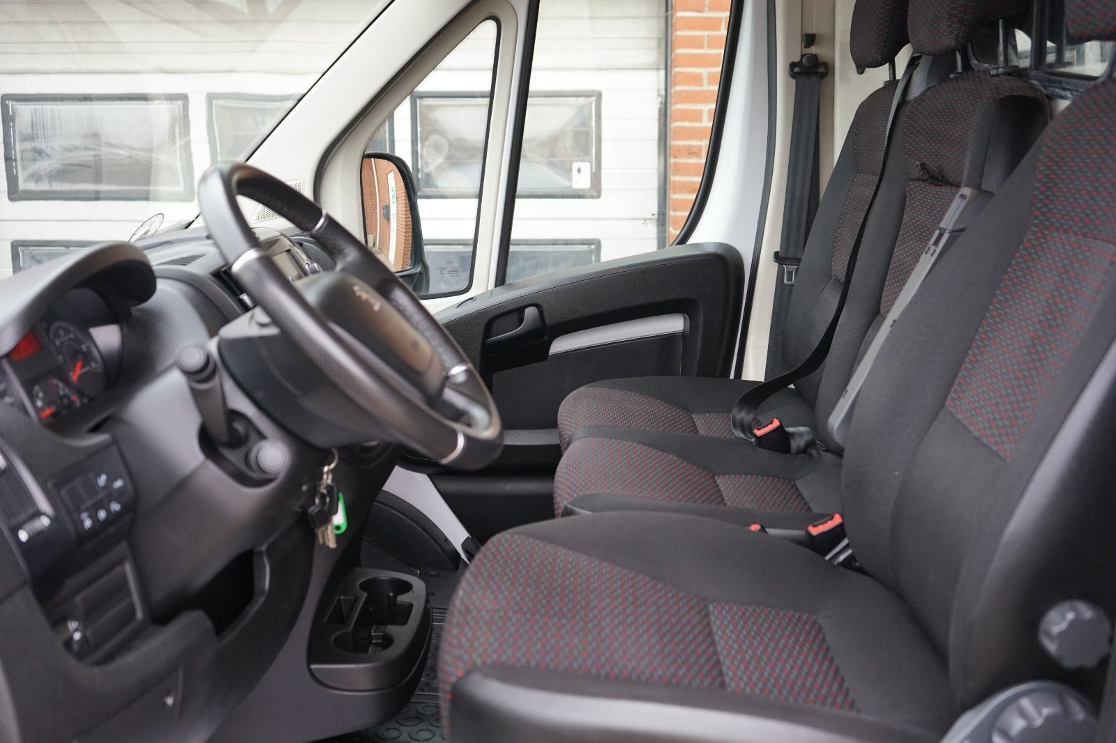 Billede af Peugeot Boxer 333 2,2 BlueHDi 140 L2H2 Premium