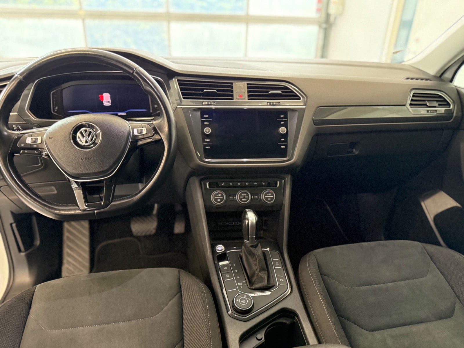 Billede af VW Tiguan Allspace 2,0 TDi 240 R-line DSG 4Motion 7prs