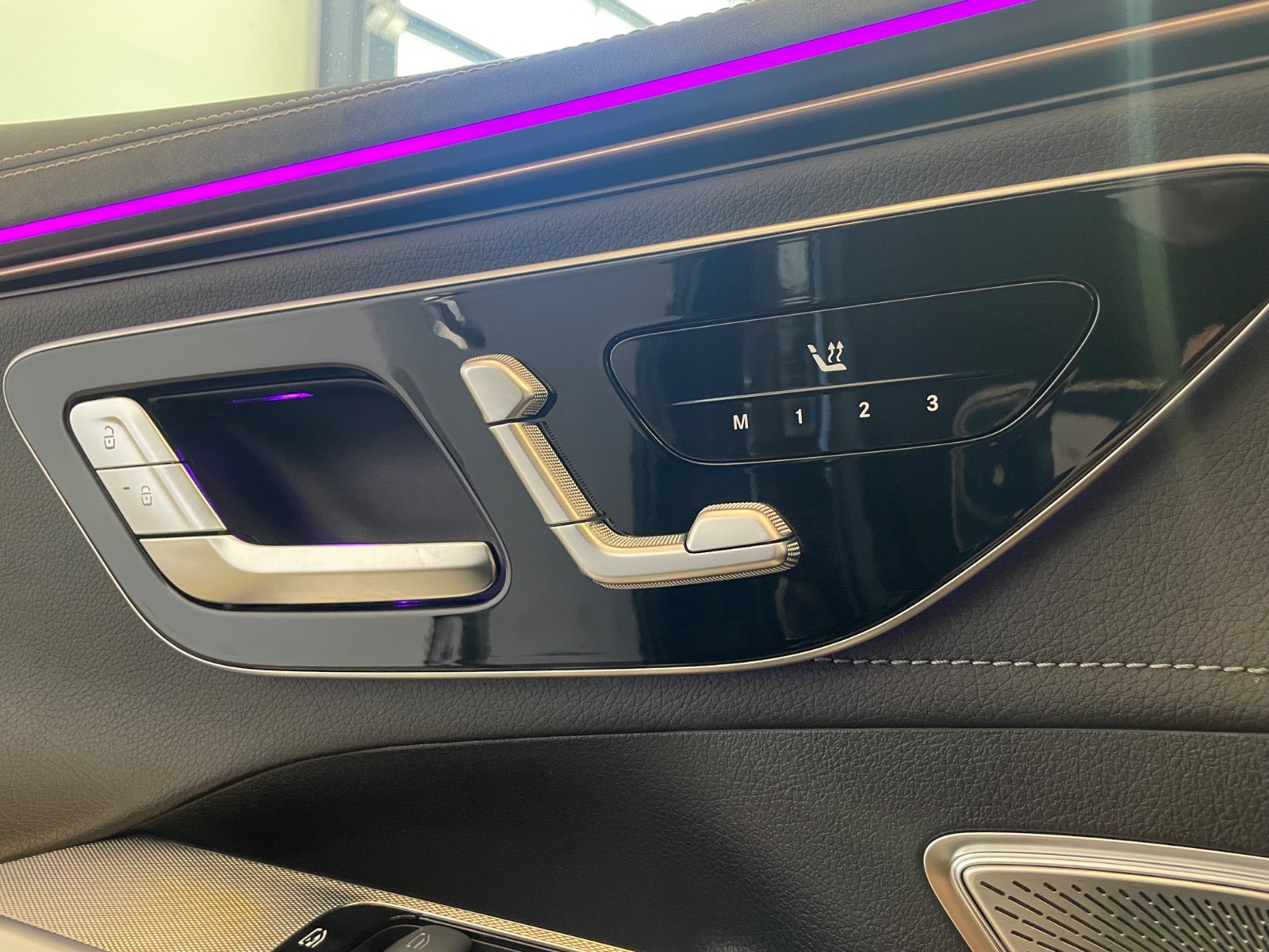 Mercedes EQE300 SUV Electric Art