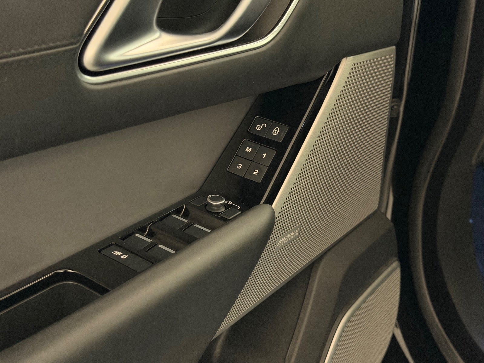 Land Rover – Range Rover Velar