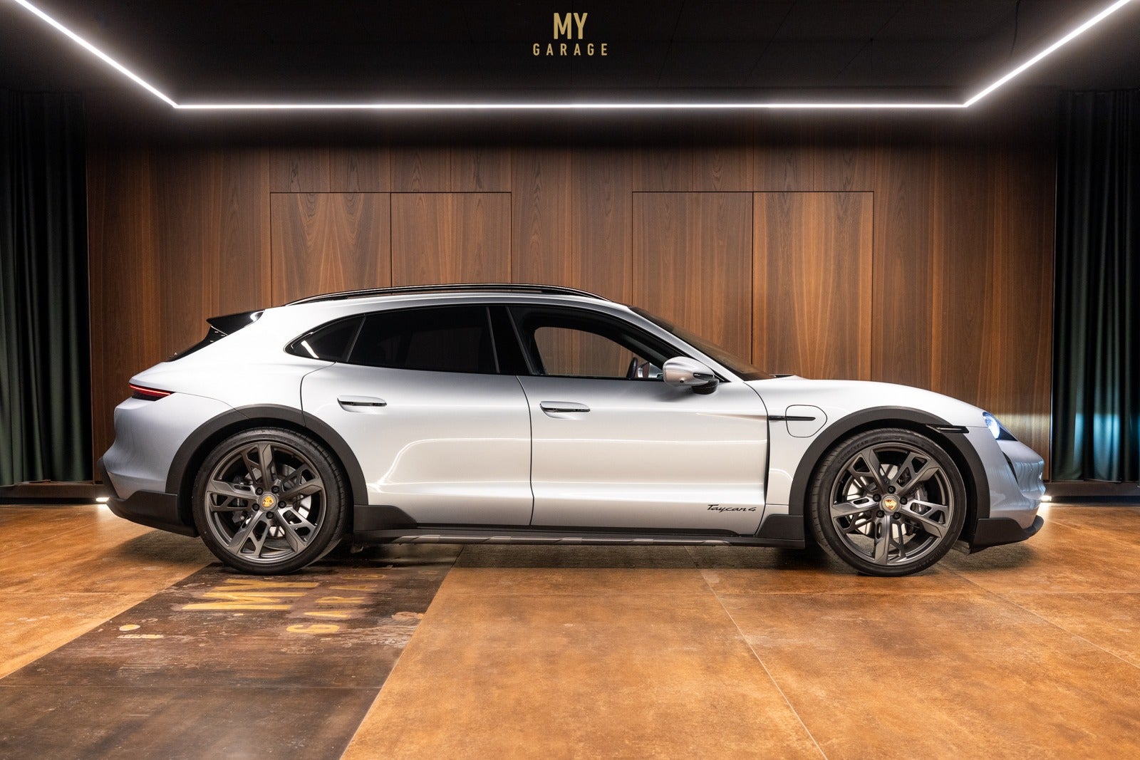 Porsche Taycan 4 - Performance+ Cross Turismo