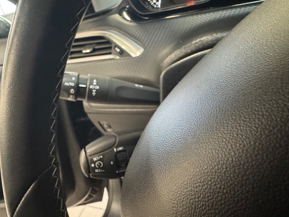 Peugeot 208 PureTech 82 Allure Sky