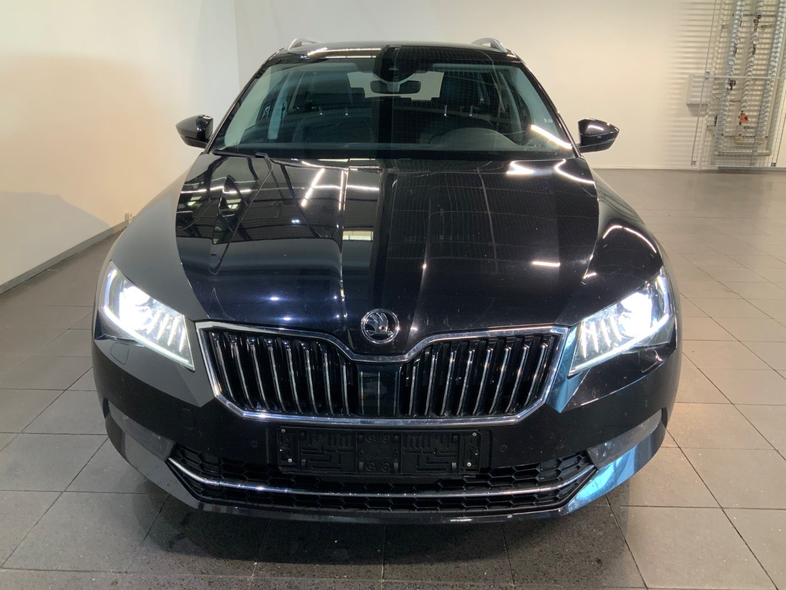 Skoda Superb (2/8)