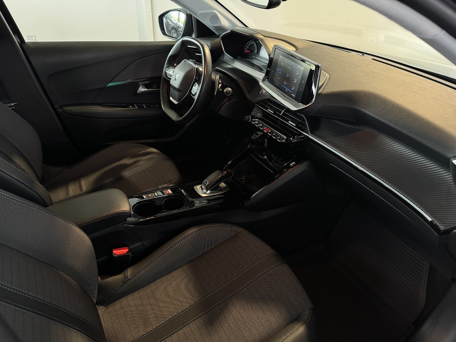Peugeot 208 1,2 PureTech 100 Allure EAT8 5d - 6
